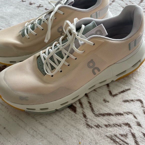 On Running Sneakers - Picture 4 of 6